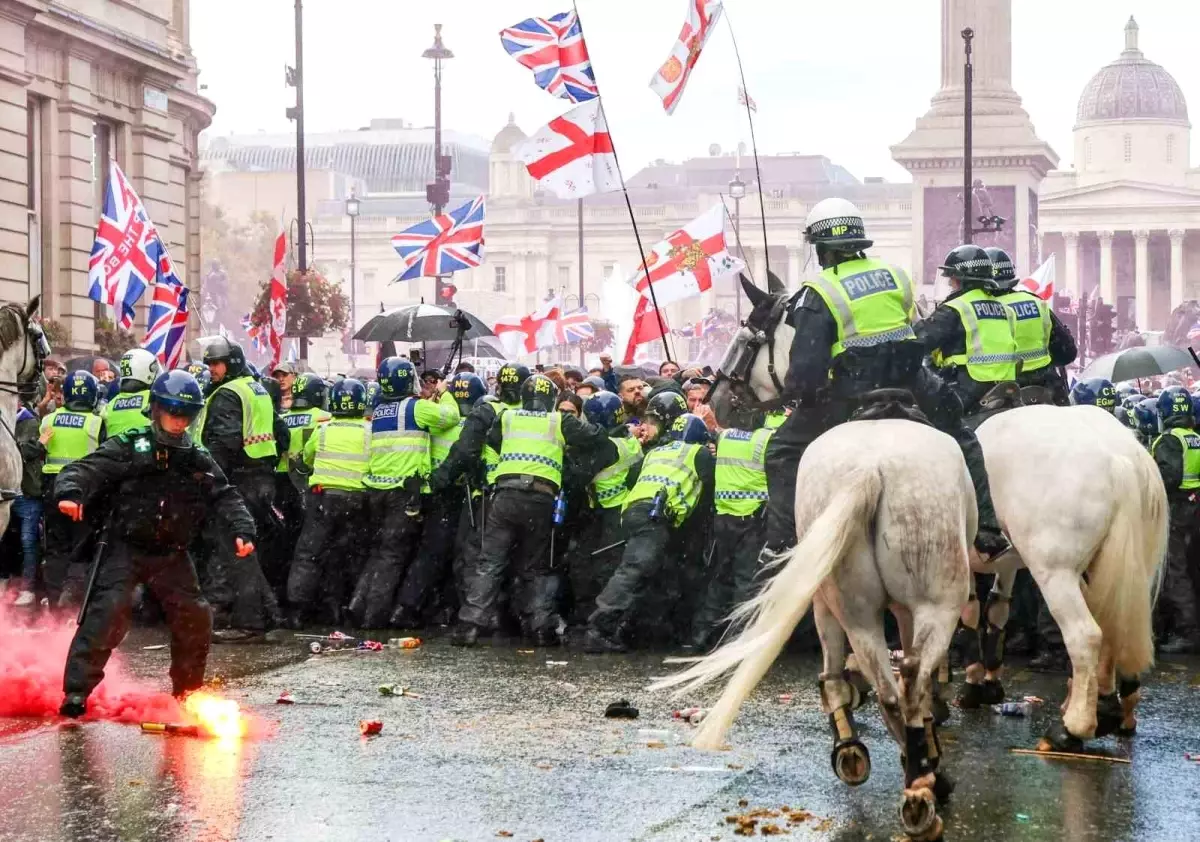 Londra\'da Göçmen Karşıtı Protesto