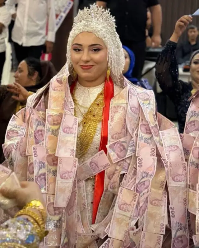 Mardin'de damada 200 liralık banknotlardan oluşan yelek giydirildi