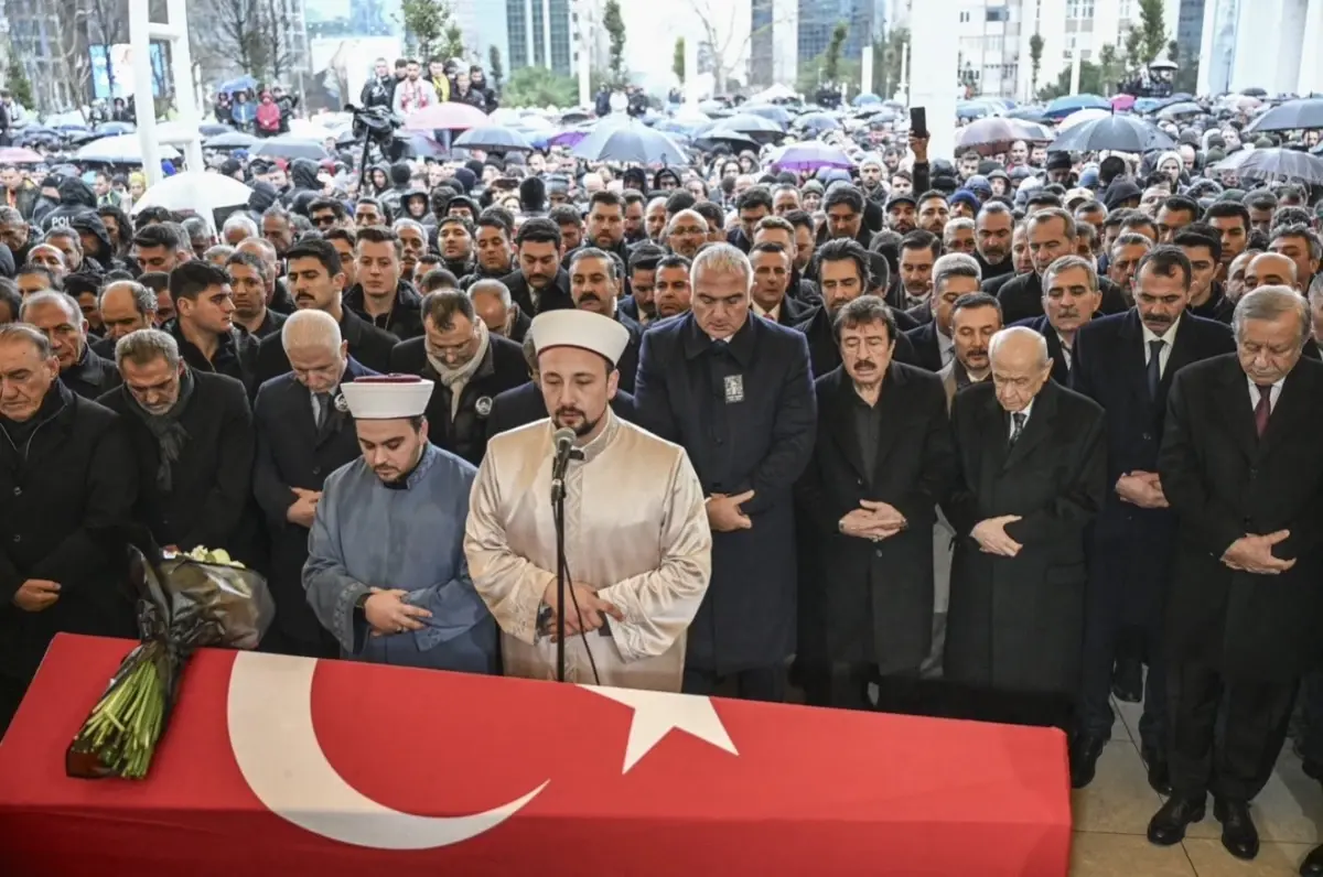 Ferdi Tayfur\'un Mezarı Milli Bir Abide