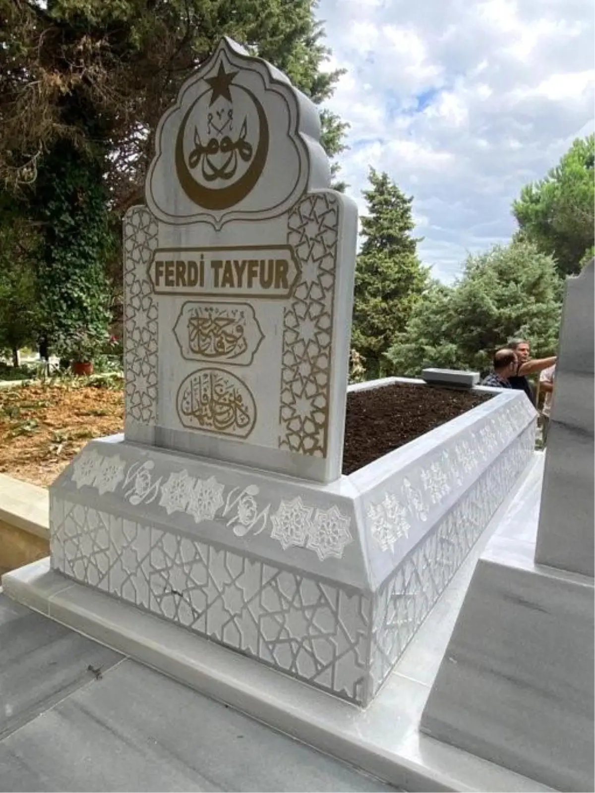 Devlet Bahçeli, Ferdi Tayfur\'un Kabrini Yaptırdı