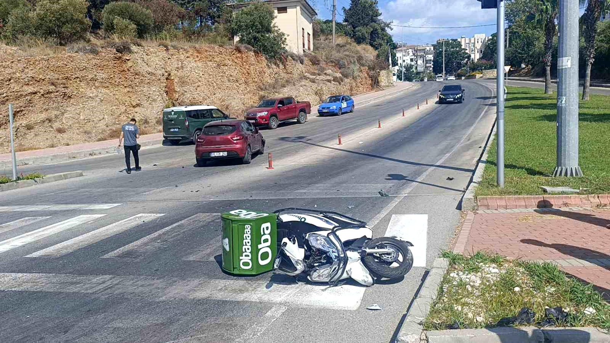 Antalya\'da Otomobil Motosiklete Çarptı