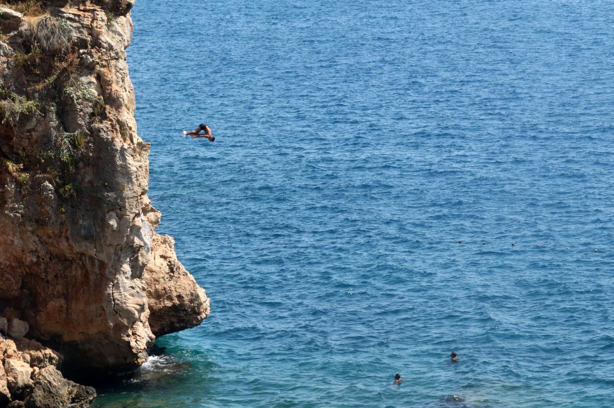 Antalya\'da Sıcaklar Plajda Canlandırdı