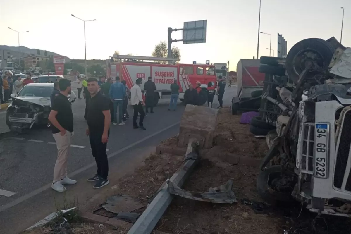 Tarım işçilerini taşıyan minibüs, otomobille çarpıştıktan sonra devrildi! 20 yaralı