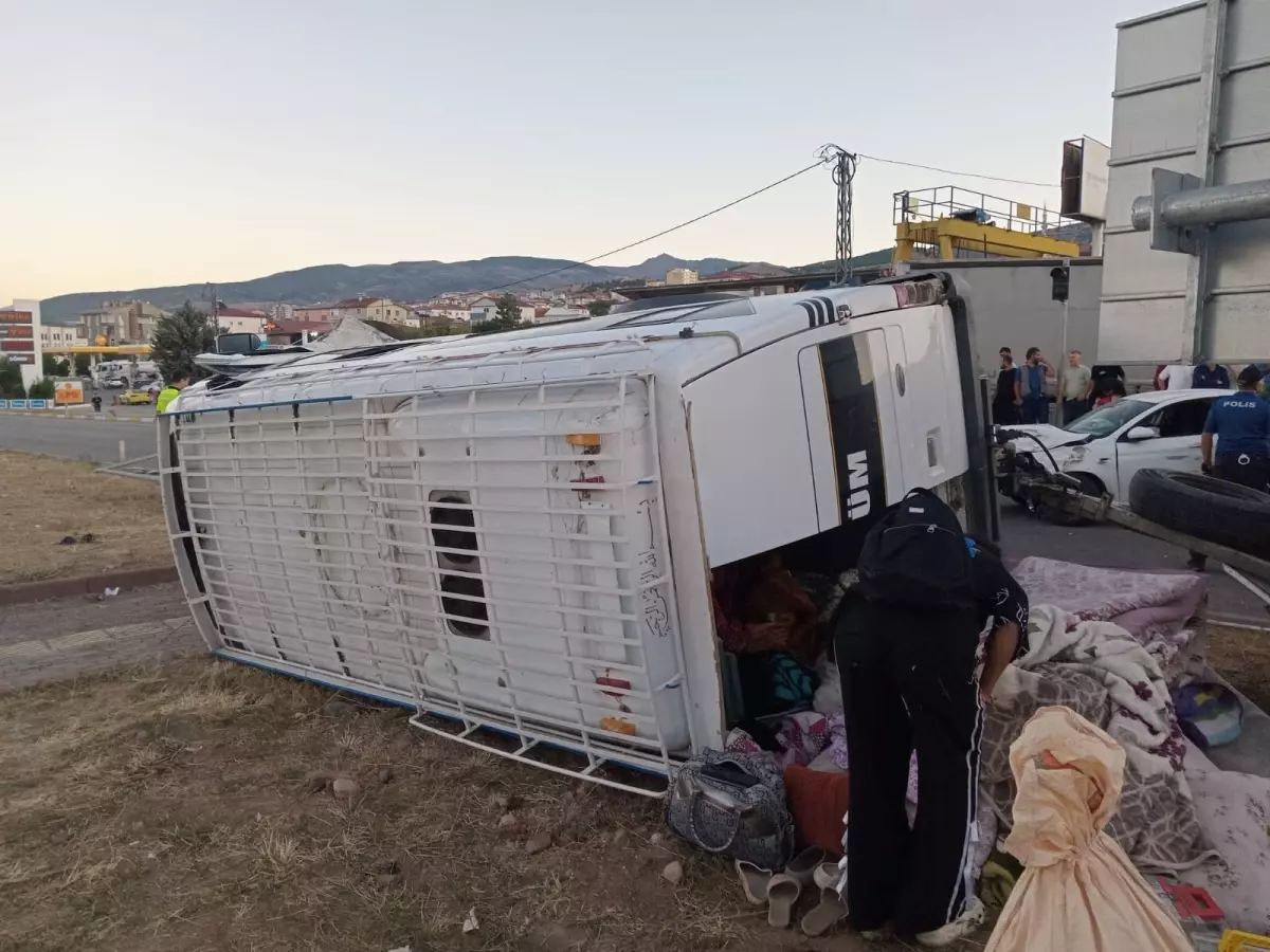 Suşehri\'nde minibüs devrildi: 15 yaralı