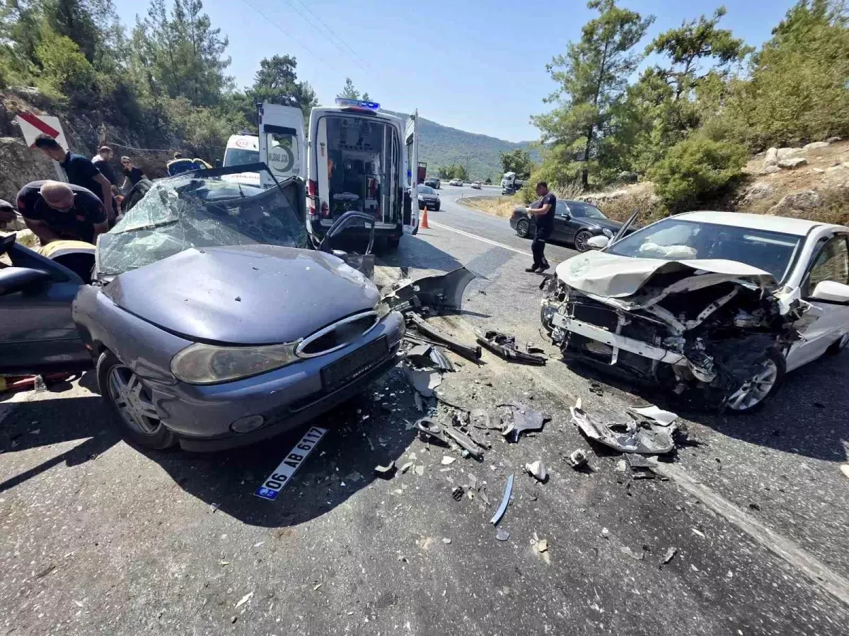 Antalya\'da Trafik Kazası: 8 Kişi Yaralandı