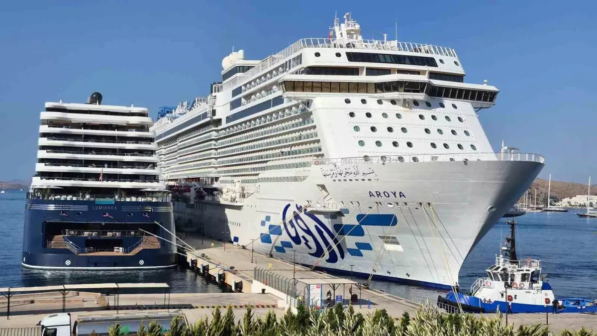 Bodrum\'a 2 Gemiden 2.528 Yolcu Geldi