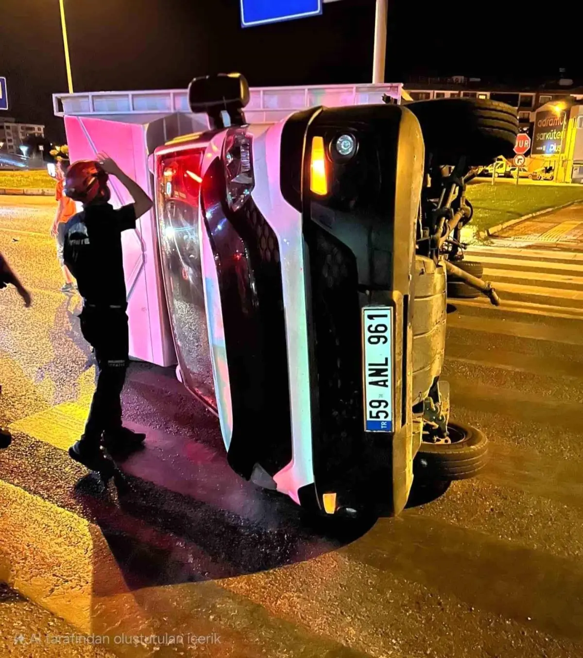 Edremit\'te Trafik Kazası: Kamyonet Devrildi