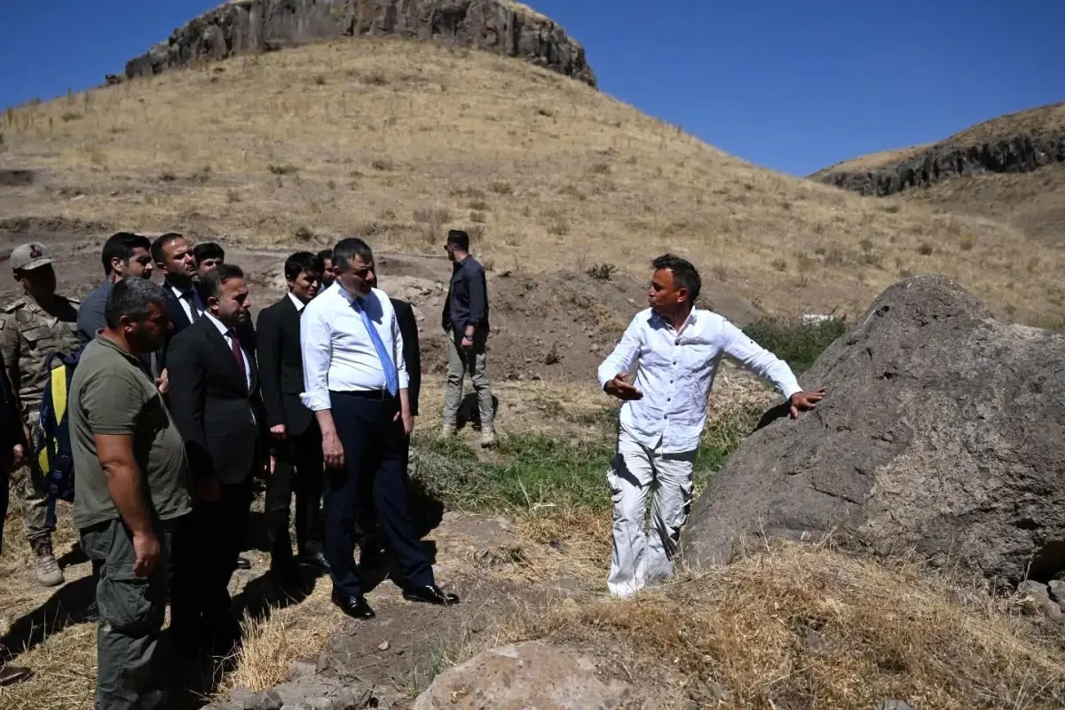 Hınıs Parmaksız Kale Höyüğü\'nde İnceleme
