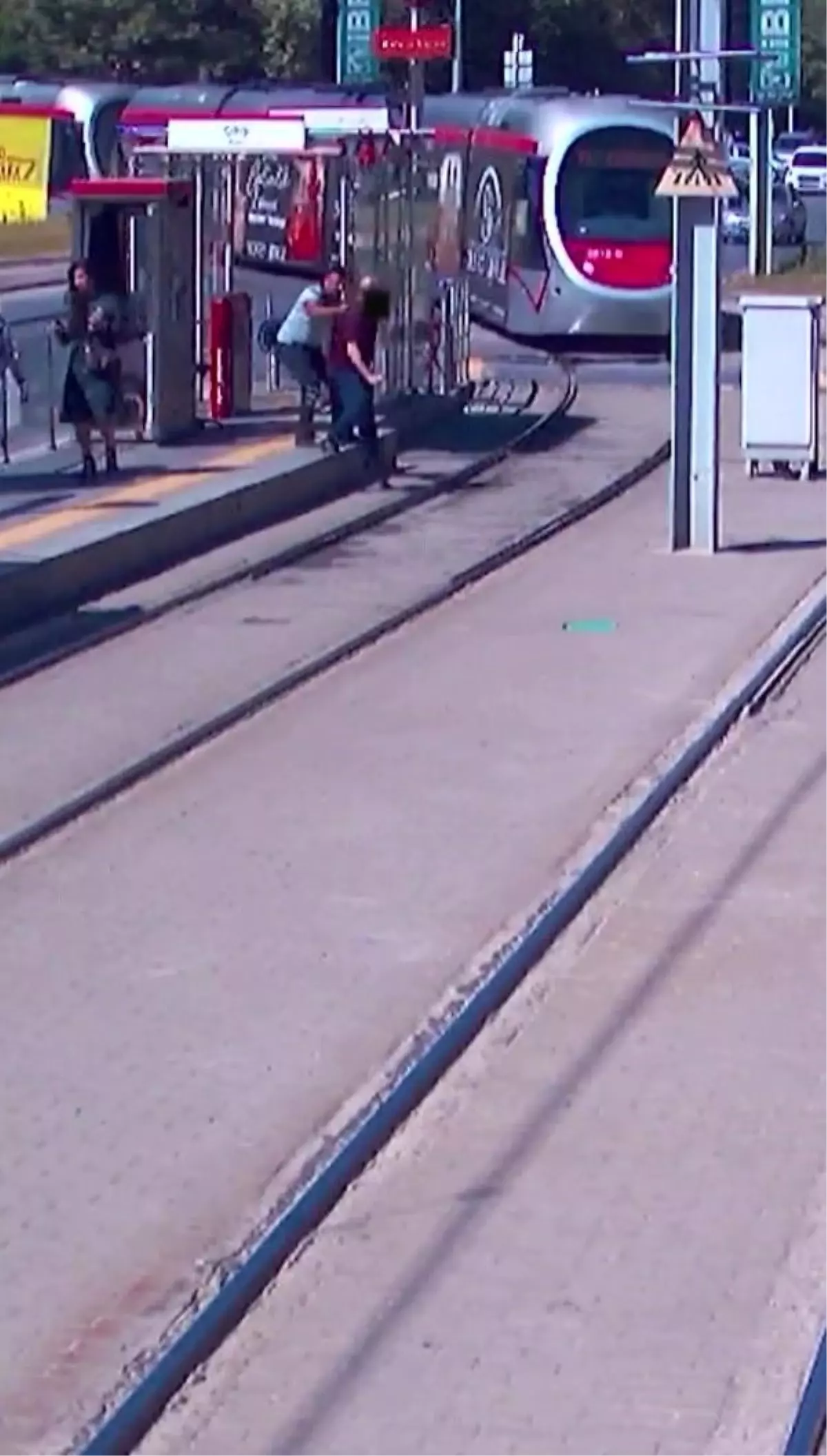 Kayseri\'de Güvenlik Görevlisi Dikkatiyle Bir Yaya Tramvay Kazasından Kurtarıldı