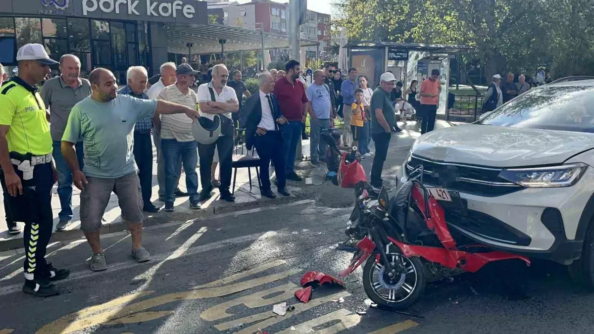 İki otomobilin arasında kağıt gibi ezildi! Motosiklet üzerindeki 2 kişi ölümden döndü