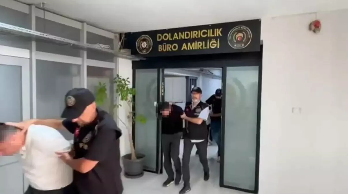 İzmir\'de Dolandırıcılık Operasyonu: 53 Tutuklama