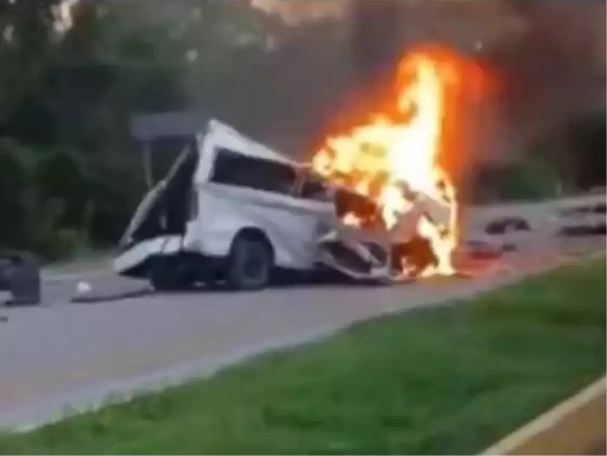 Yucatan\'da Minibüs-TIR Çarpışması: 15 Ölü