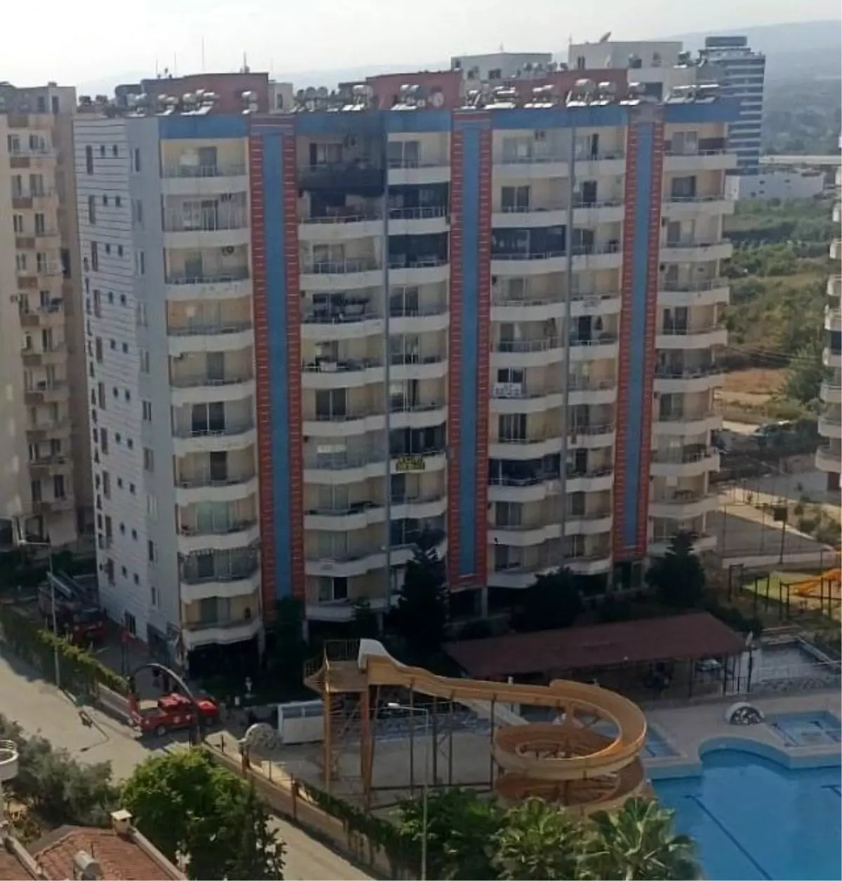 Erdemli\'de Tatil Sitesinde Yangın