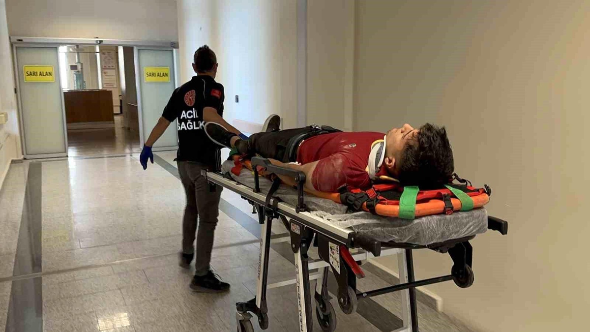 Adıyaman\'da Motosiklet Otomobil ile Çarpıştı: 2 Yaralı