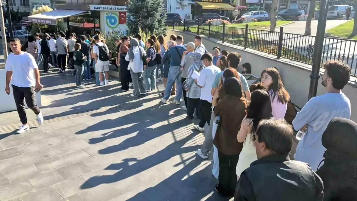 Tekirdağ\'da Öğrenciler Uzun Kuyruklarda Toplu Taşıma Kartı İçin Bekliyor
