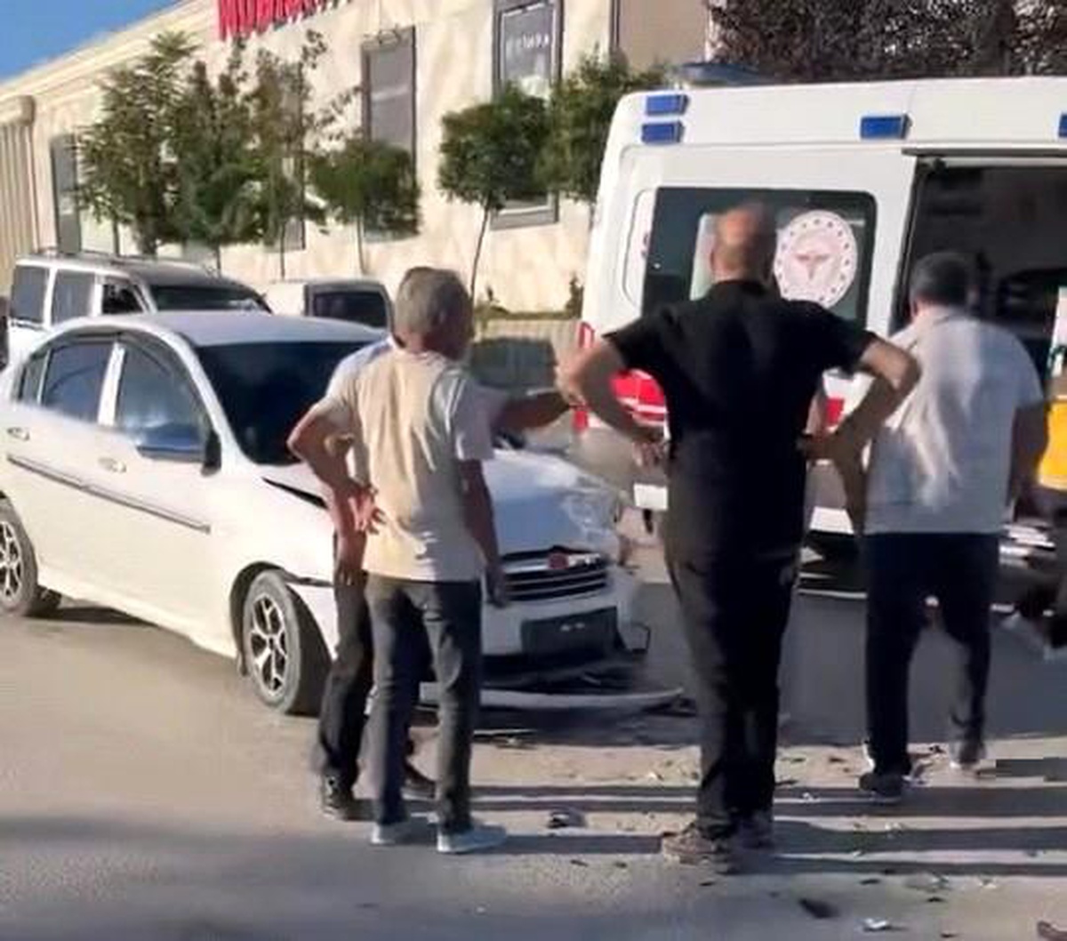 İnegöl\'de Kafa Kafaya Çarpışma: 4 Yaralı