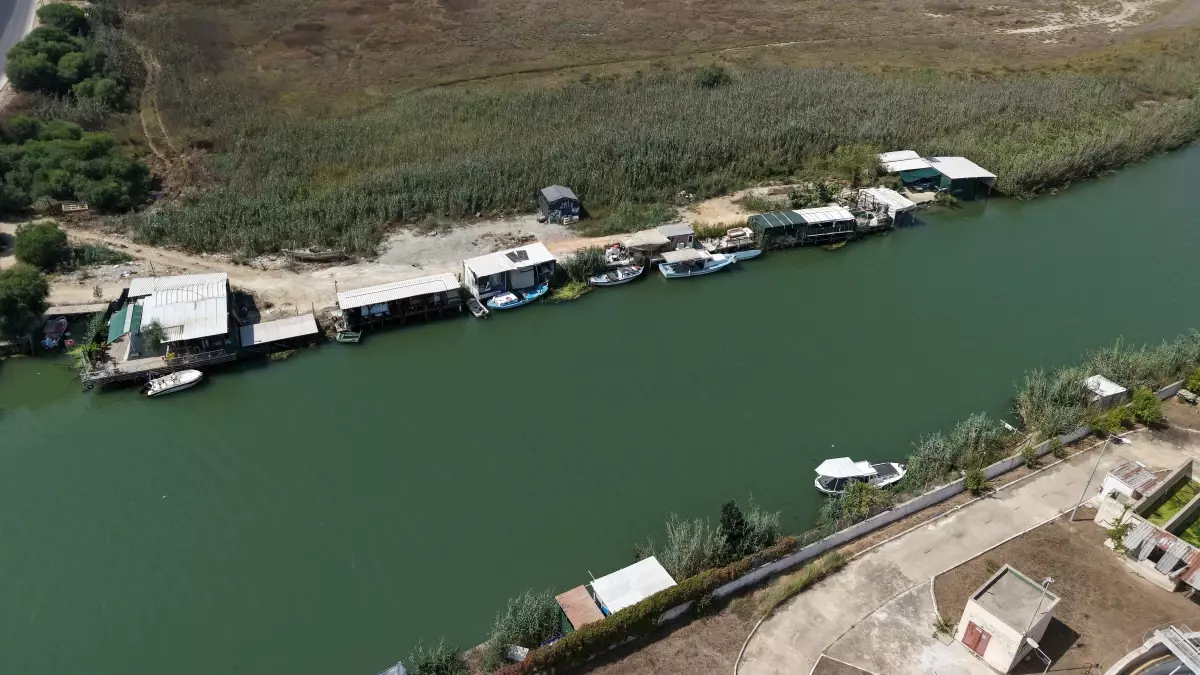 Acısu Nehri\'nde Kaçak Yapı İstilası