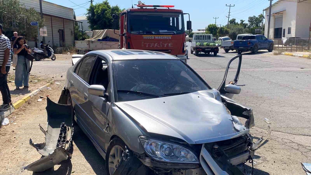 Aksu\'da Trafik Kazası, Elektrik Kesintisi Yaşandı