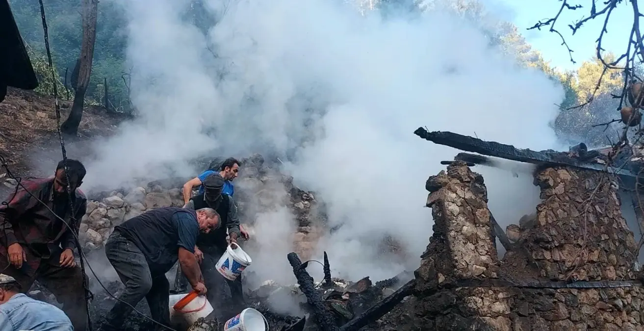 Artvin Yusufeli\'nde Yangın: Ev, Ahır ve Samanlık Kullanılamaz Hale Geldi