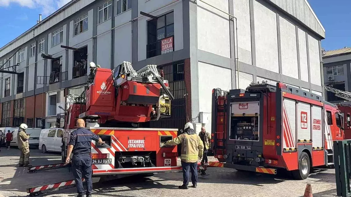 İkitelli\'de Yangın: İşçiler Cep Telefonuyla Çekim Yaptı