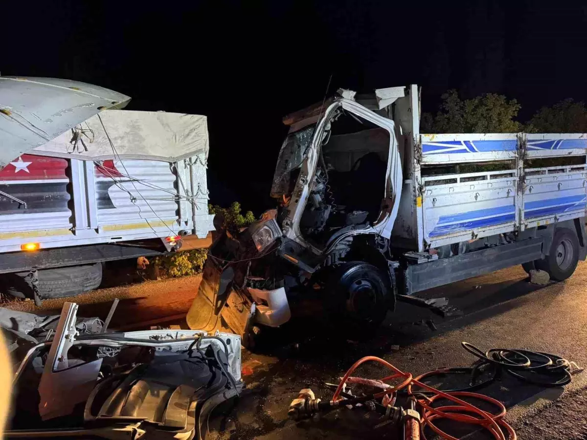 Çorum\'da Tır ile Kamyon Çarpıştı: Sürücü Ağır Yaralı