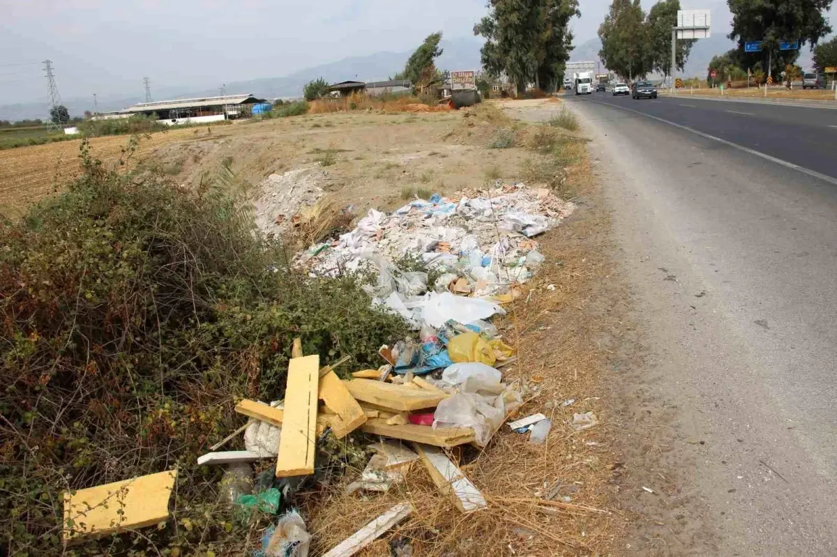 Aydın\'da Yol Kenarı Çöplüğe Dönüştü