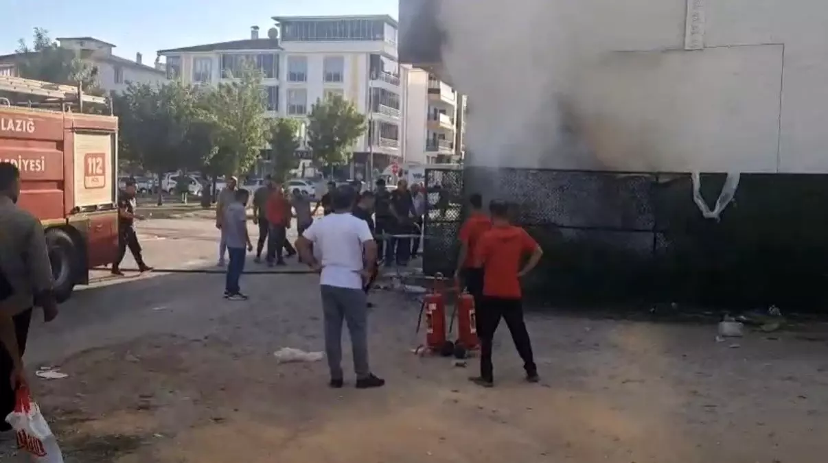 Elazığ\'da Market Deposunda Yangın Söndürüldü