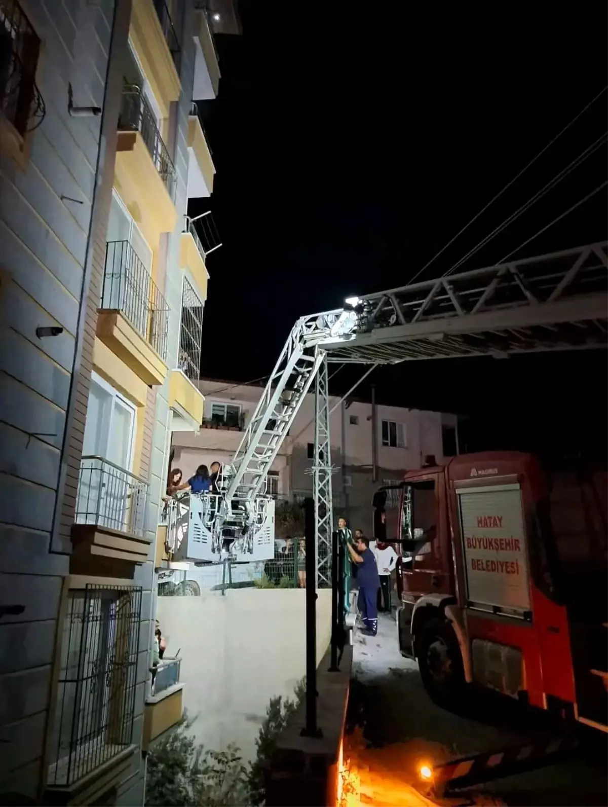 Hatay\'da Apartmanda Yangın: 50 Kişi Kurtarıldı