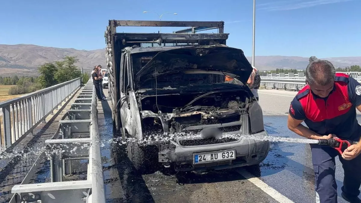 Erzincan\'da Seyir Halindeki Kamyonet Yandı
