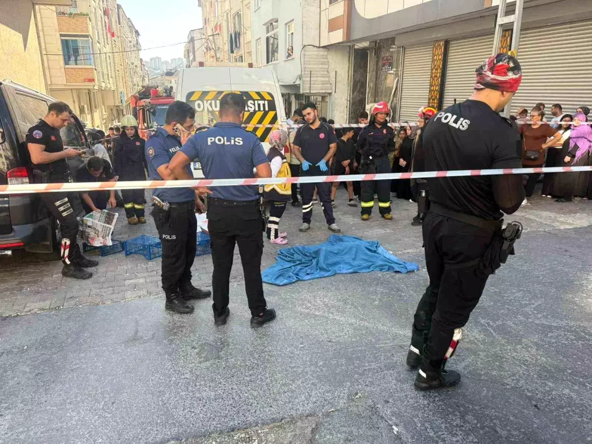Esenyurt\'ta Feci Kaza: Anne Oğul Altına Alındı