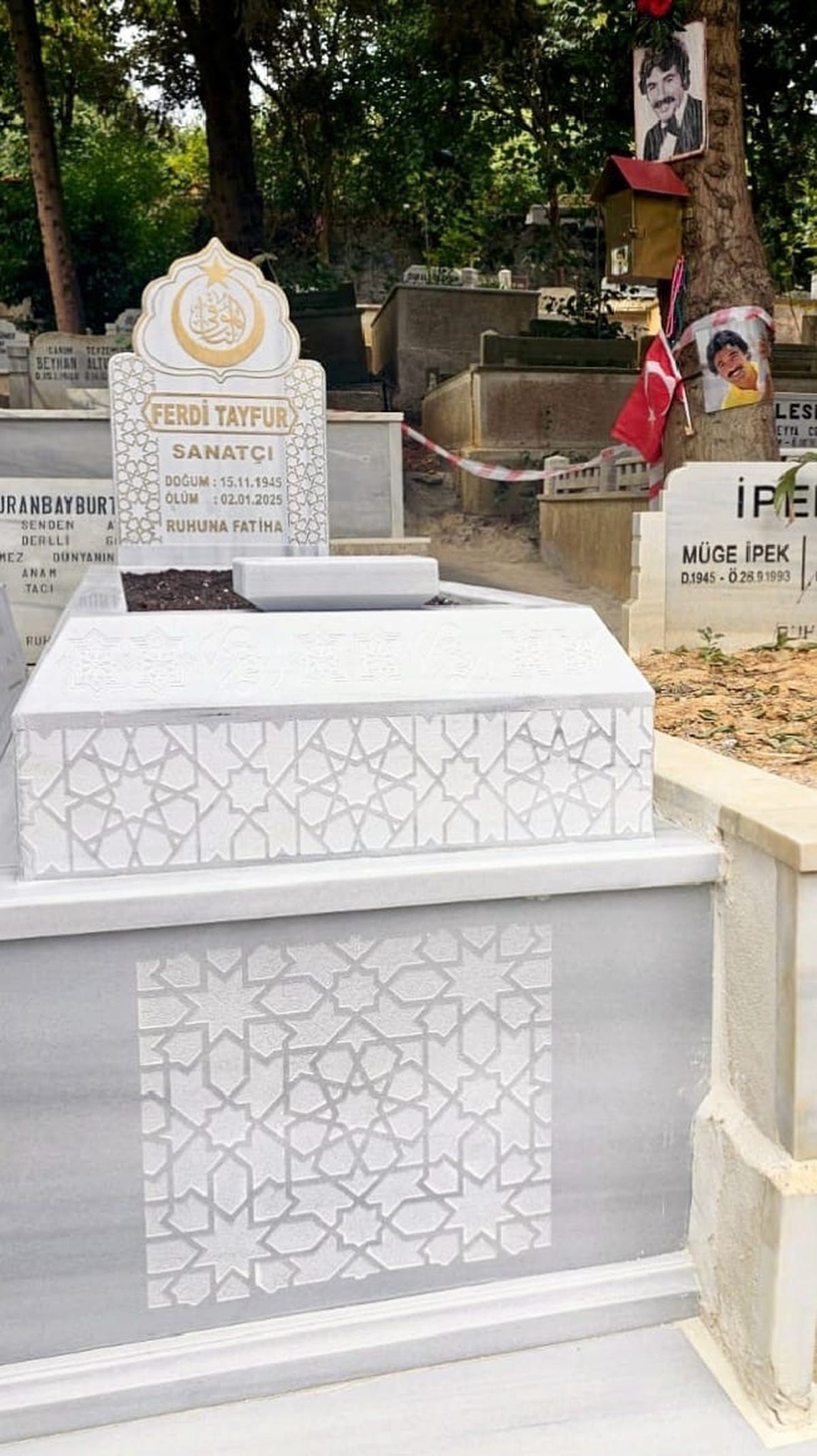 Ferdi Tayfur\'un mezarı, Devlet Bahçeli tarafından yaptırıldı