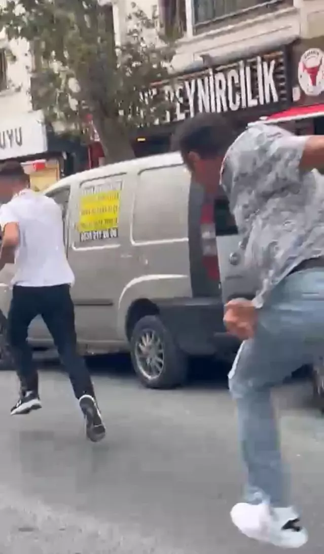 Trafikte dehşet! Biri sopayla saldırdı, diğeri biber gazıyla kovaladı | Güncel Haber