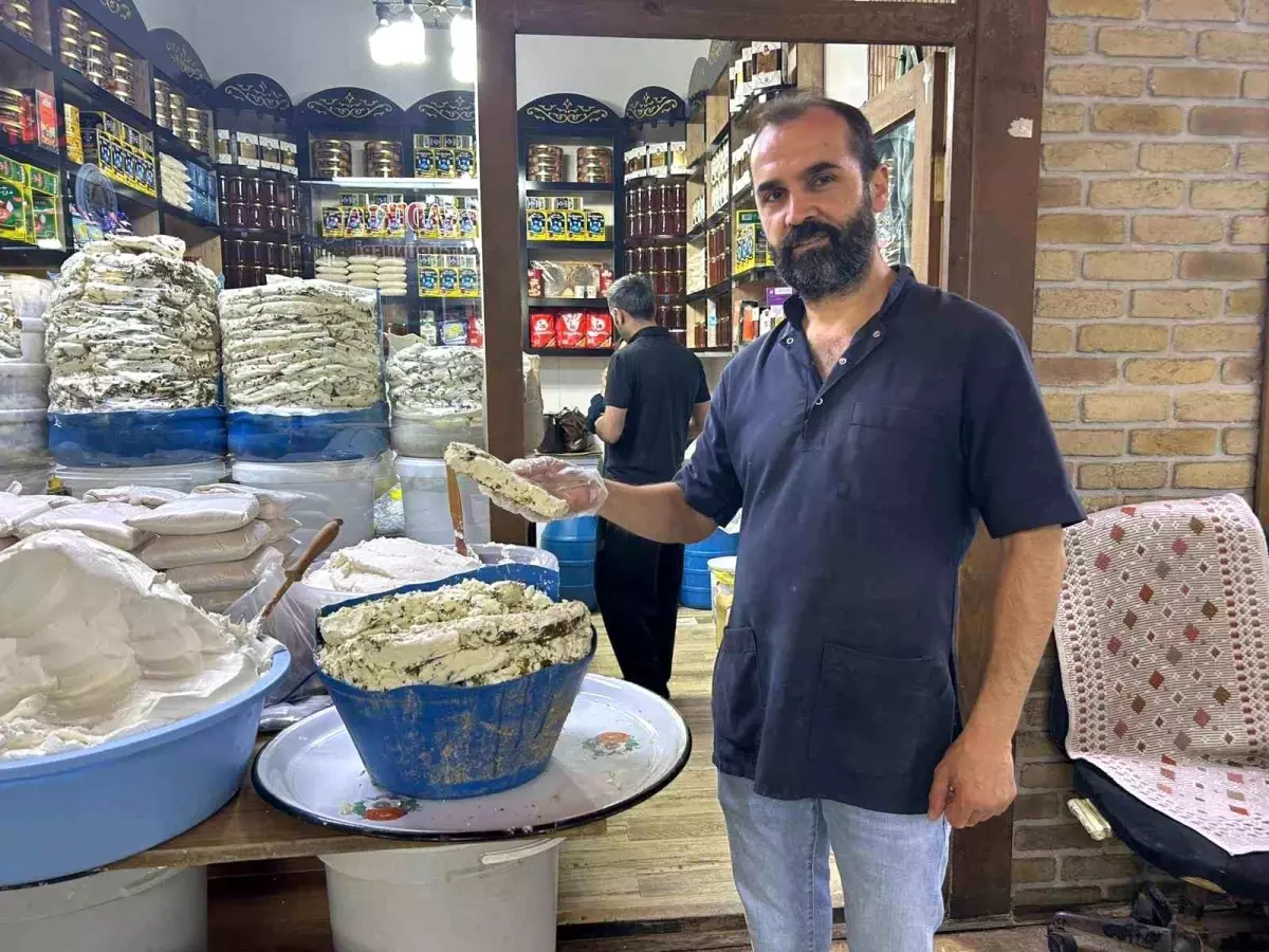 Van Kışlık Küp Otlu Peyniri Tezgahlarda