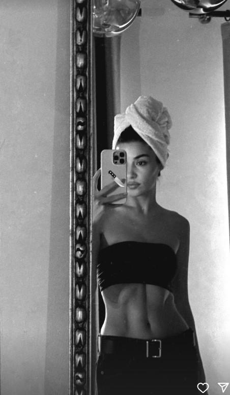 Hande Erçel'den ayrılık sonrası banyo pozu: Karın kasları dikkat çekti