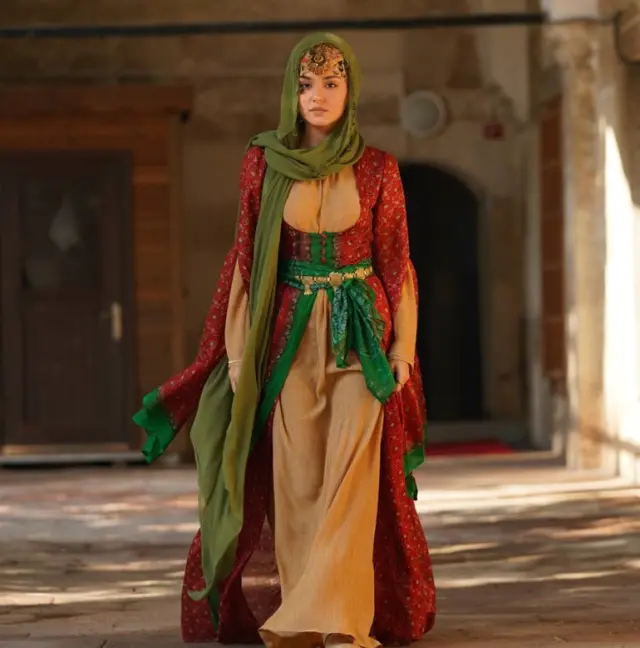 Hande Erçel Osmanlı sultanı imajıyla görenleri büyüledi
