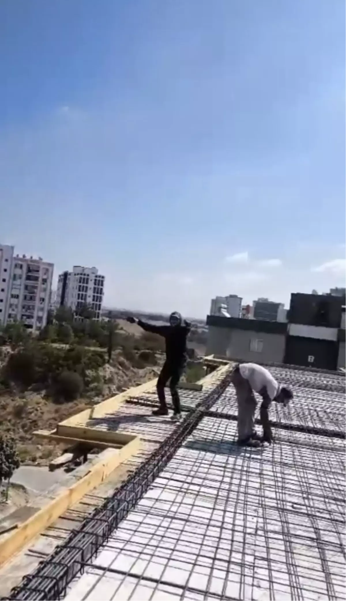 Riskli Dans: İnşaatta Şarkıyla Eğlenen İşçi