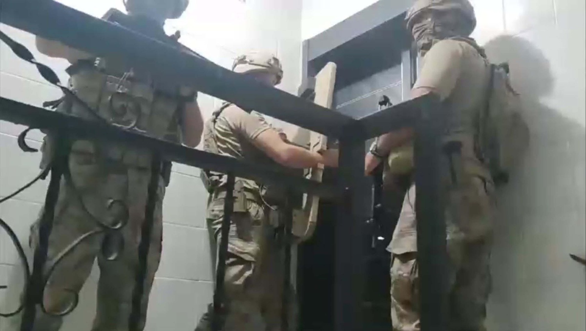 İzmir\'de FETÖ Operasyonu: 10 Gözaltı