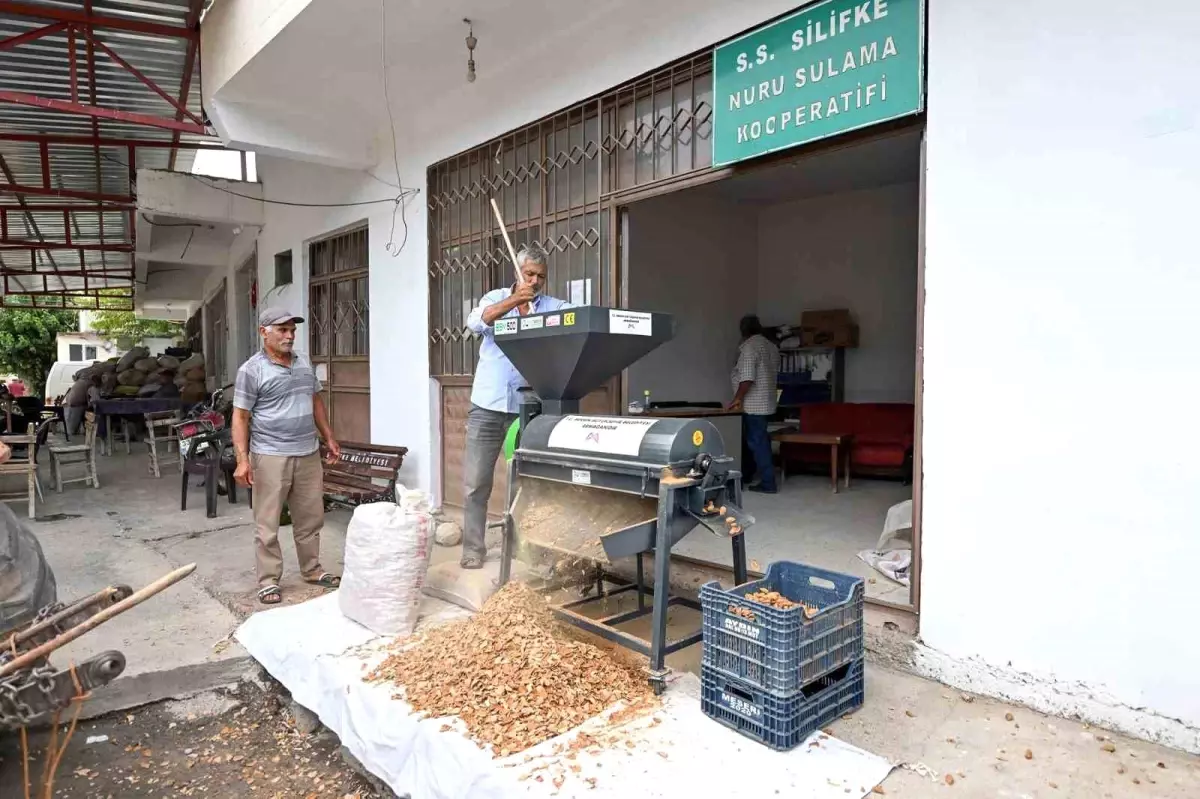 Mersin Büyükşehir Belediyesi\'nden Badem Üreticilerine Makine Desteği