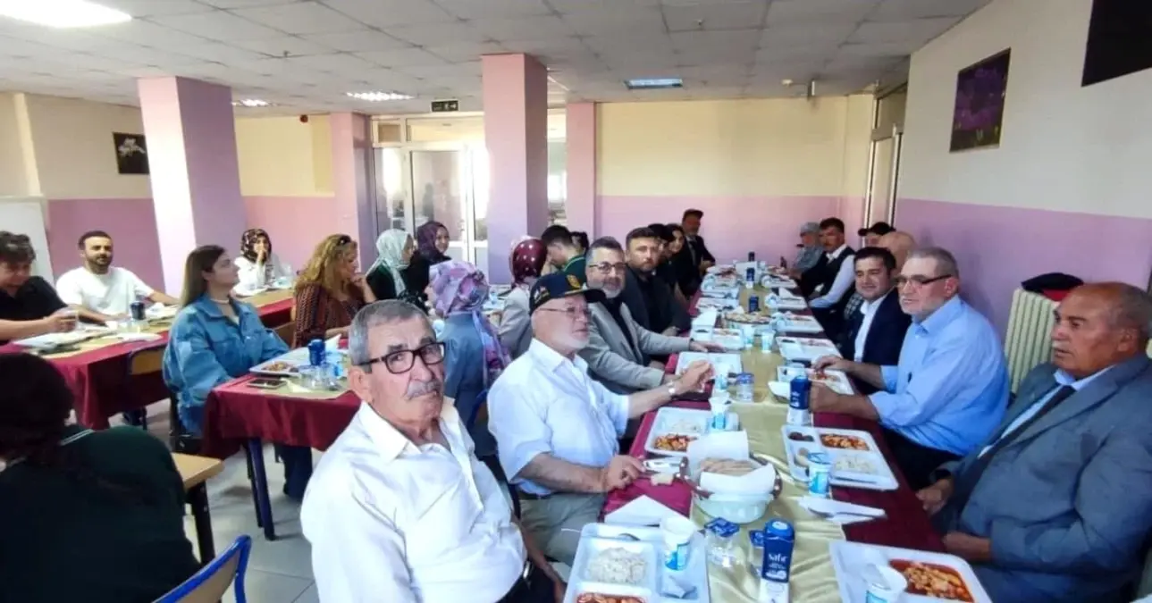 Gaziler Haftası\'nda Öğrenciler Gazilerle Buluştu