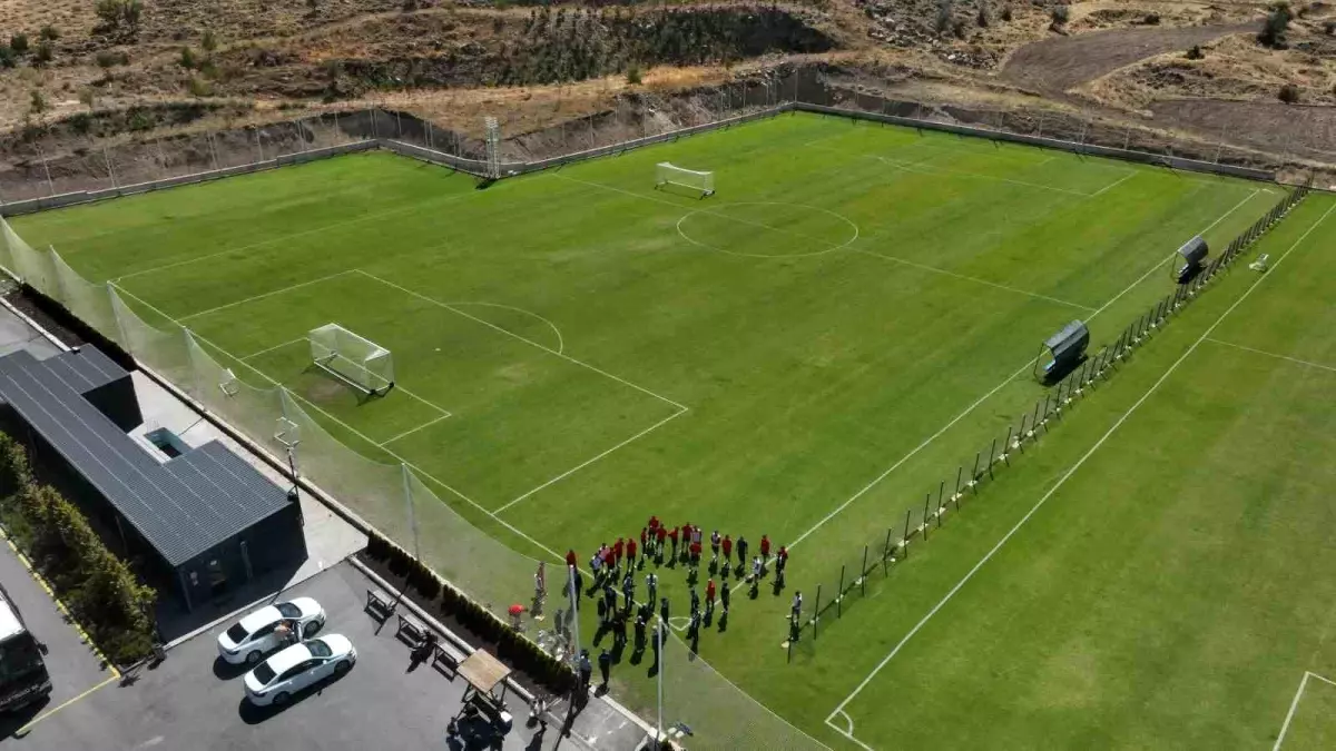 Kayseri Başkan Büyükkılıç, Erciyes Yüksek İrtifa Kamp Merkezi\'ni Ziyaret Etti