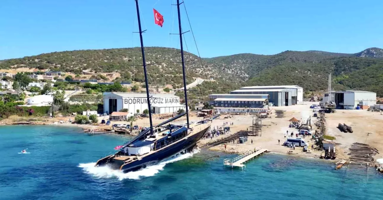 Bodrum\'da Lüks Yelkenli Oğuz Khan Denize İndirildi