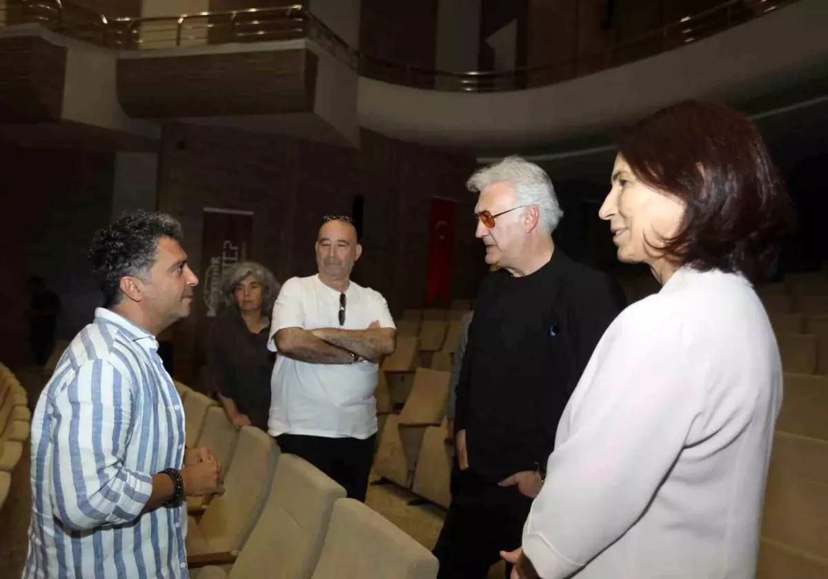 Devlet Tiyatroları Genel Müdürü Tamer Karadağlı, Gaziantep\'te \'Gazel\' Oyununun Provasını Ziyaret Etti
