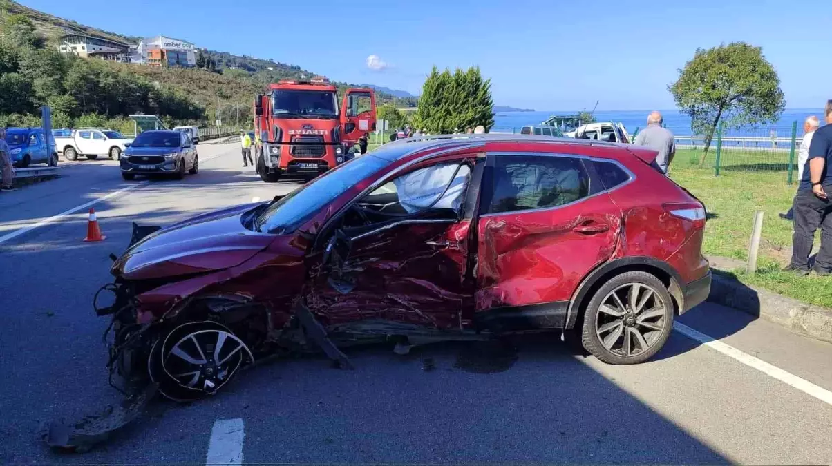 Eynesil\'de Trafik Kazası: 3 Yaralı