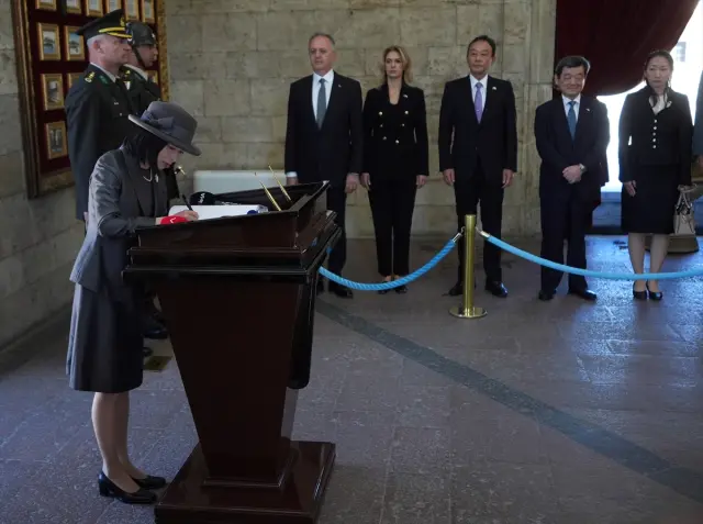 Japonya Prensesi Akiko Mikasa Anıtkabir'i Ziyaret Etti