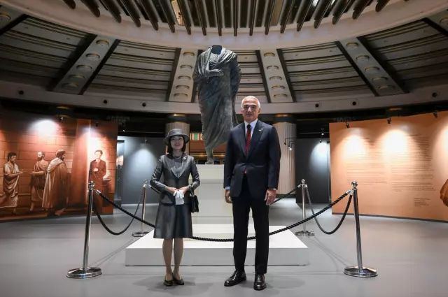 Japonya Prensesi Akiko Mikasa Anıtkabir'i Ziyaret Etti