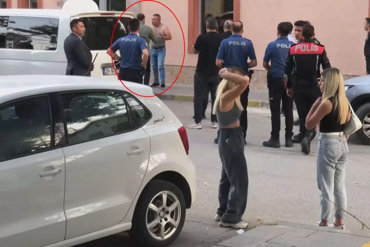 Kızlarının önünde boğazına bıçak dayadı, polisler güçlükle ikna etti