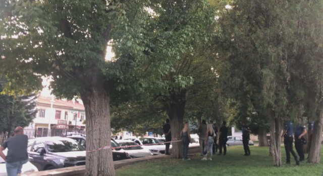 Kızlarının önünde boğazına bıçak dayadı, polisler zor ikna etti