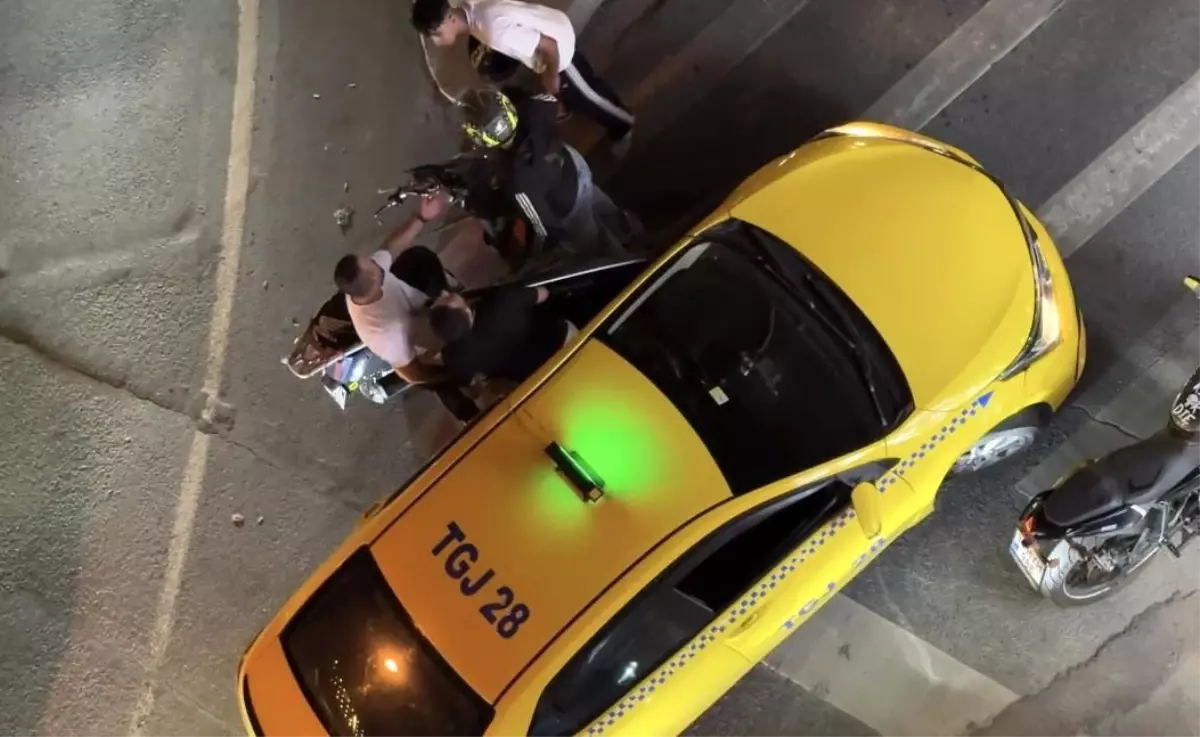 Şişli\'de Taksi ile Motosiklet Arasında Tartışma