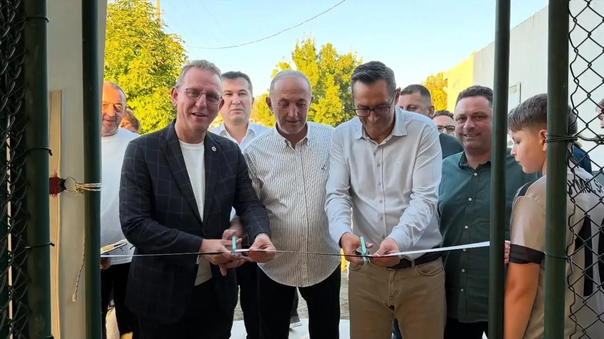 Tavşanlı\'da Modern Halı Saha Açılışı Gerçekleşti