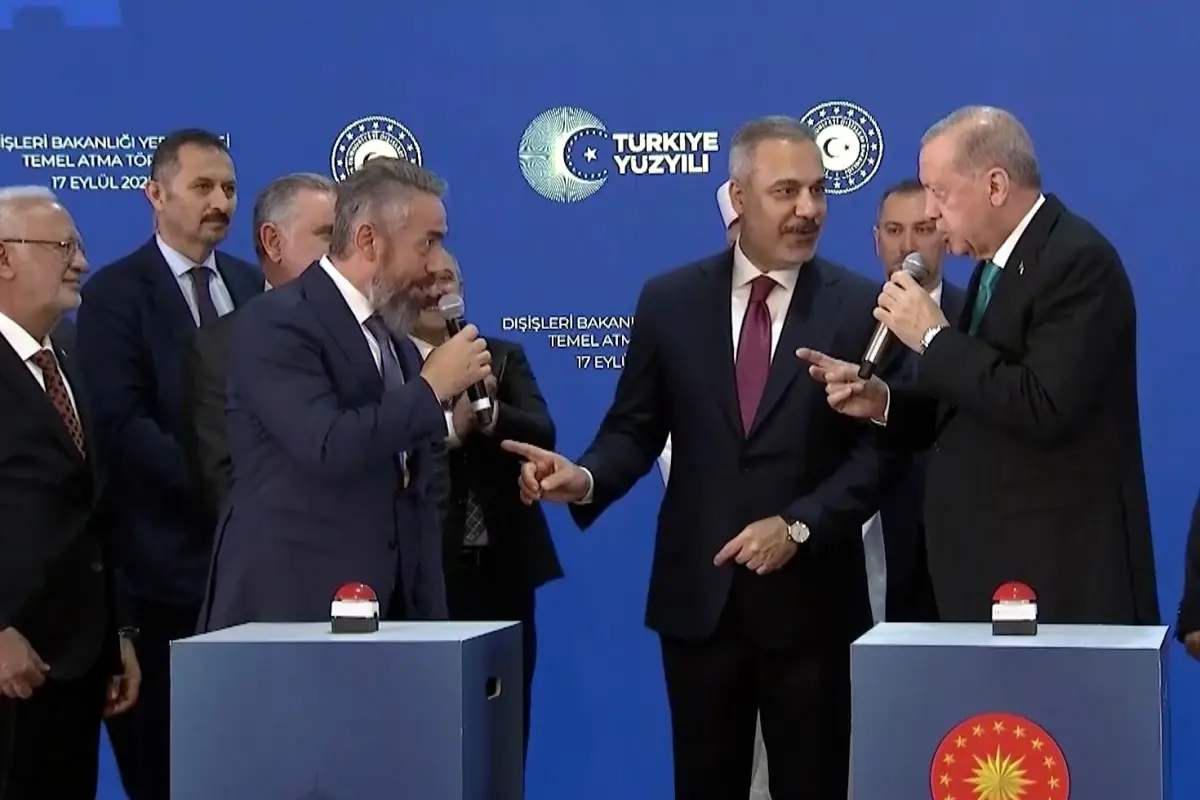 Cumhurbaşkanı Erdoğan\'ın temel atma töreninde firma yetkilisini terlettiği anlar